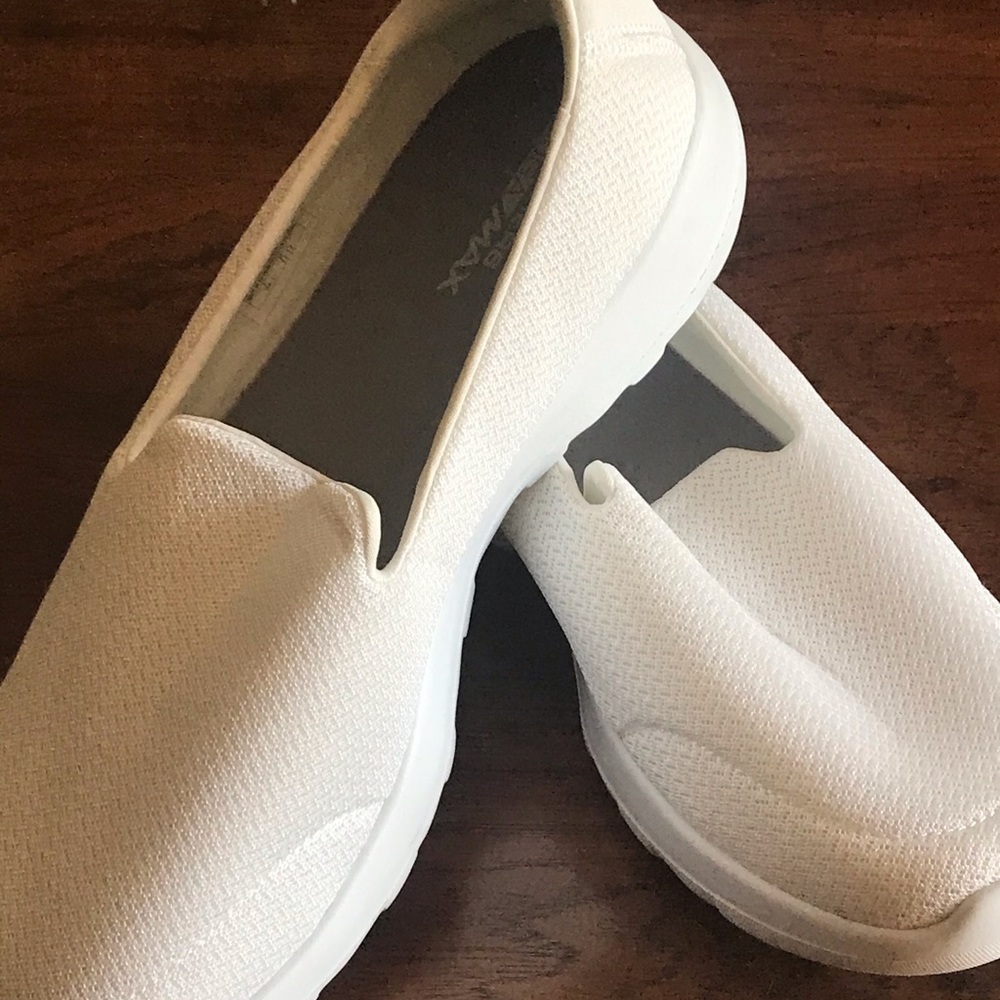 Sketchers Go Walk shoes